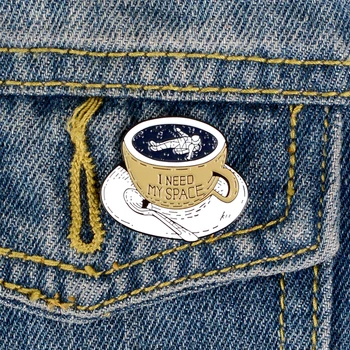Spațiu ceașcă de cafea pin Nevoie de spatiu independent email ace broșe Astronaut pin Rever insigne Tricou sac Colector de bijuterii cadou